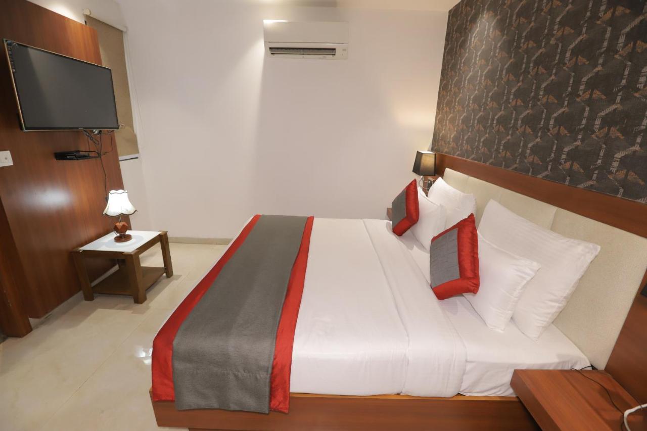 Nh Skye Suites Нью-Дели Экстерьер фото