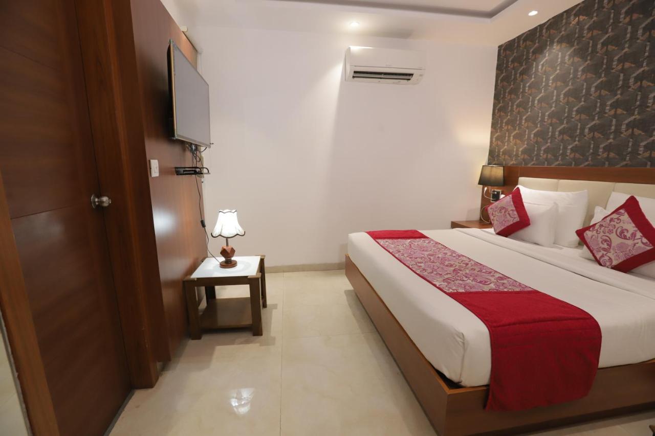 Nh Skye Suites Нью-Дели Экстерьер фото