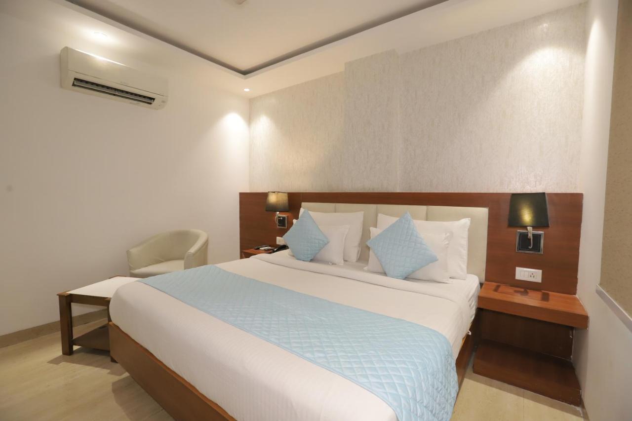 Nh Skye Suites Нью-Дели Экстерьер фото