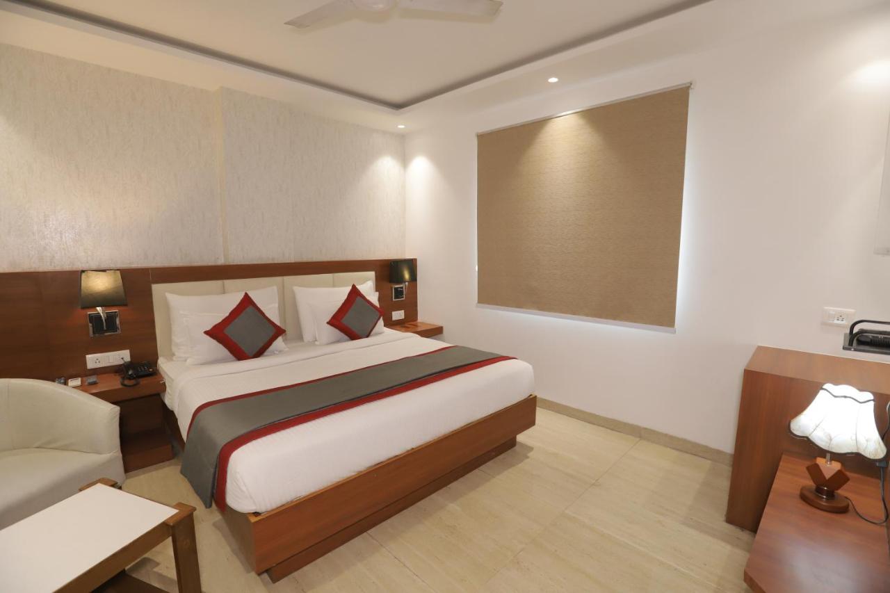 Nh Skye Suites Нью-Дели Экстерьер фото