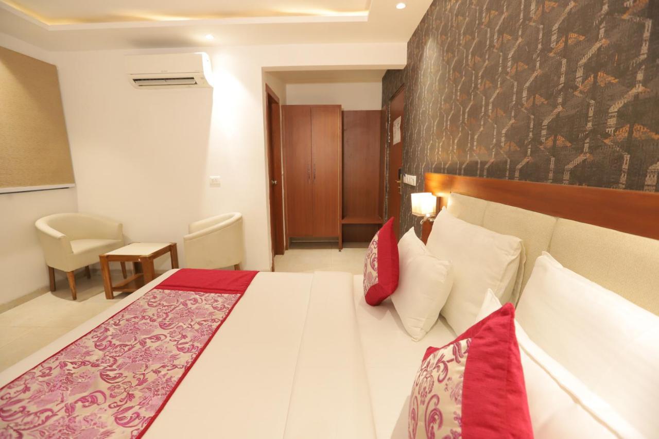 Nh Skye Suites Нью-Дели Экстерьер фото
