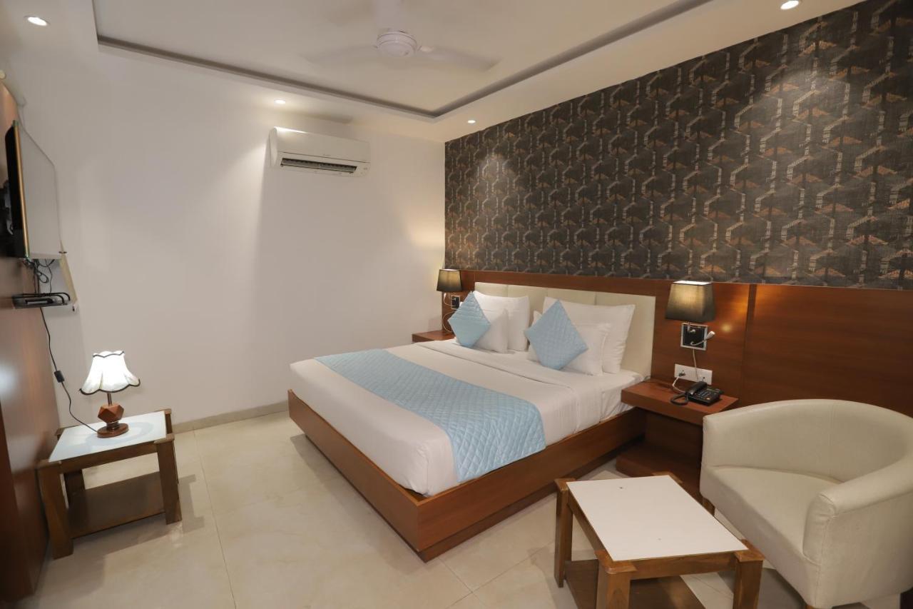 Nh Skye Suites Нью-Дели Экстерьер фото