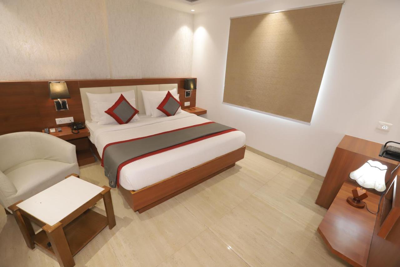 Nh Skye Suites Нью-Дели Экстерьер фото
