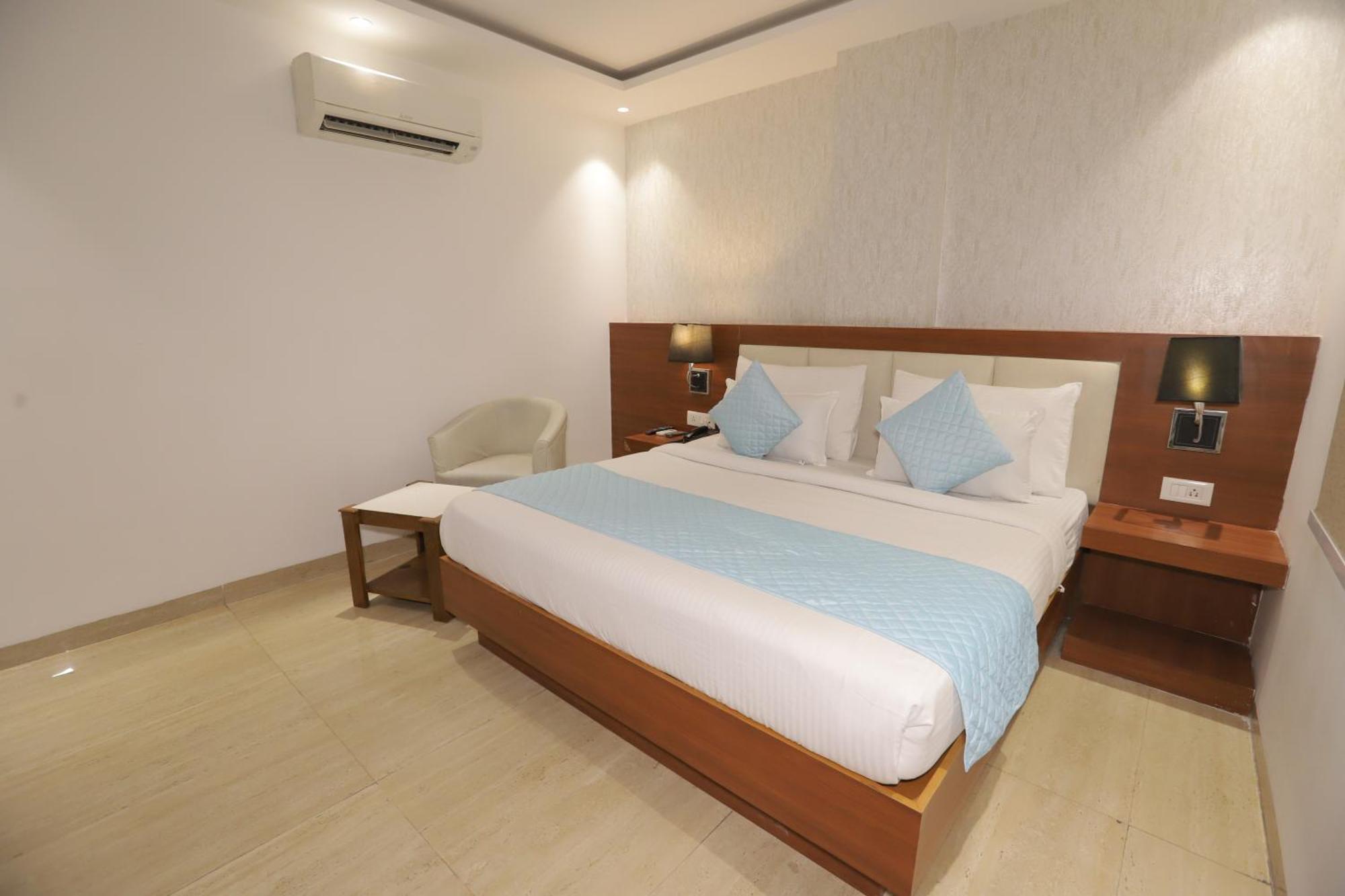Nh Skye Suites Нью-Дели Экстерьер фото