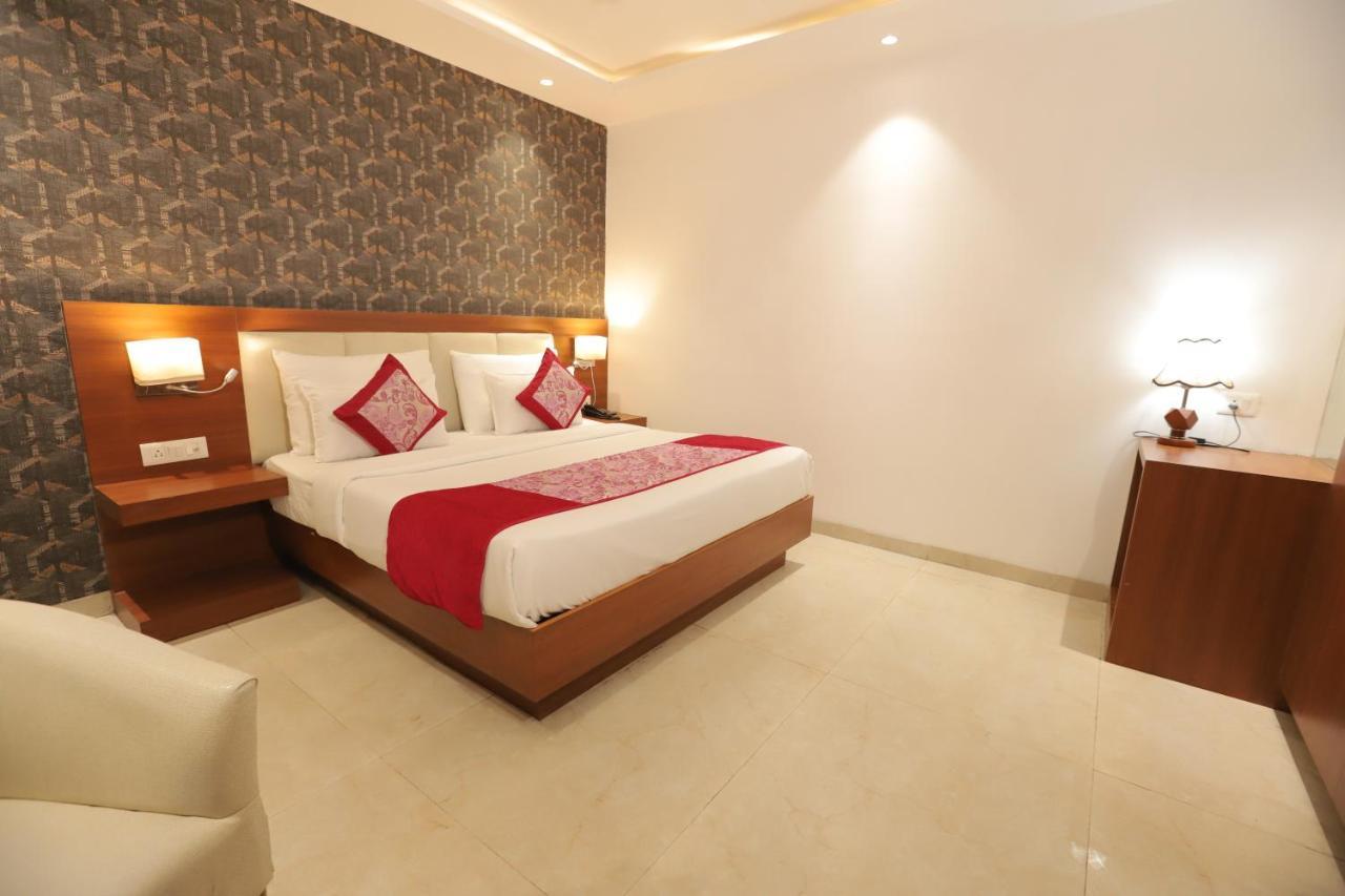 Nh Skye Suites Нью-Дели Экстерьер фото