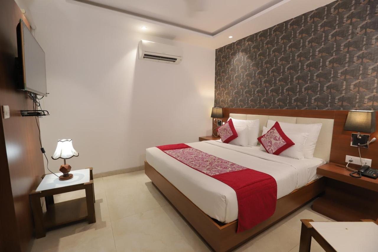 Nh Skye Suites Нью-Дели Экстерьер фото
