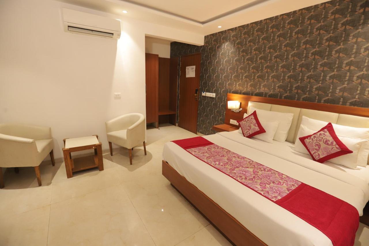 Nh Skye Suites Нью-Дели Экстерьер фото