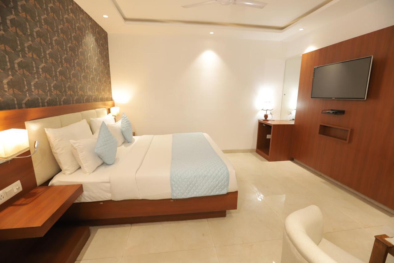 Nh Skye Suites Нью-Дели Экстерьер фото