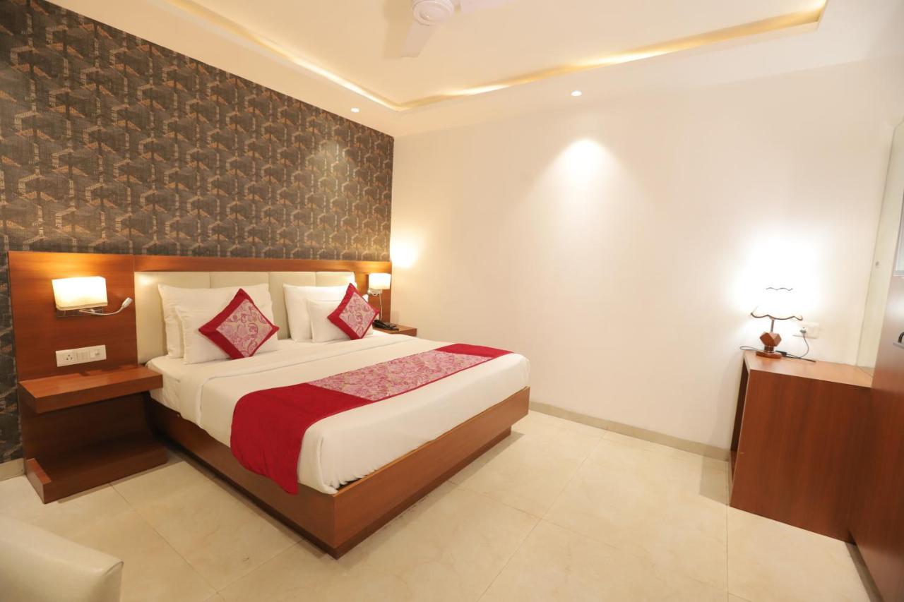 Nh Skye Suites Нью-Дели Экстерьер фото